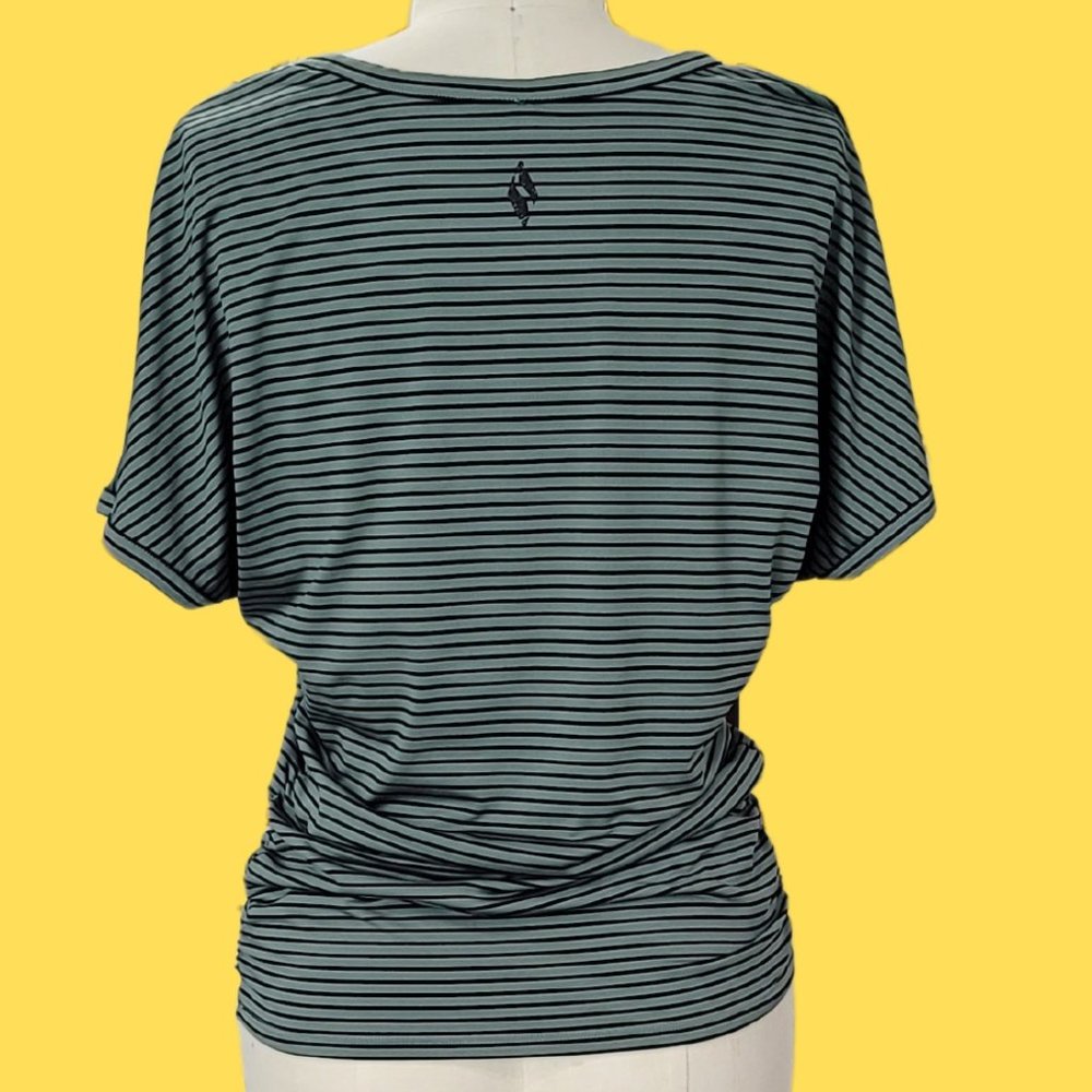 SKECHERS PERFORMANCE SHIRT WITH SHIRRED SIDE SEAMS SIZE L
